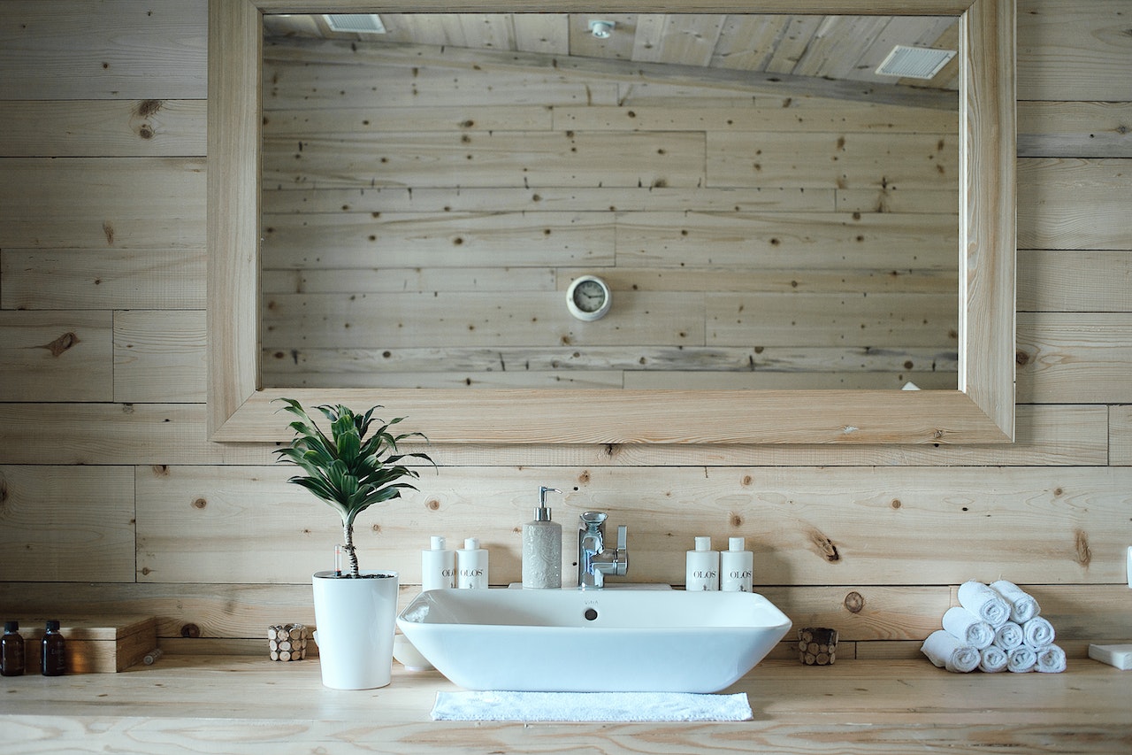 Drewno w łazience – czy warto?