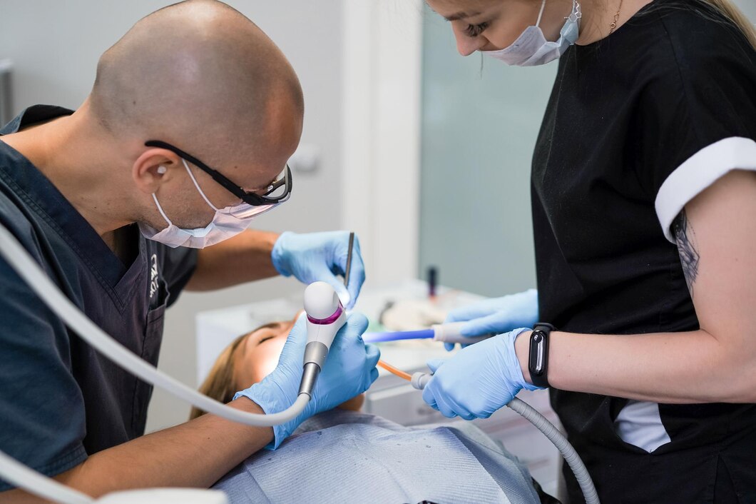 Czy implanty stomatologiczne są dla każdego? Rozwiązujemy wątpliwości