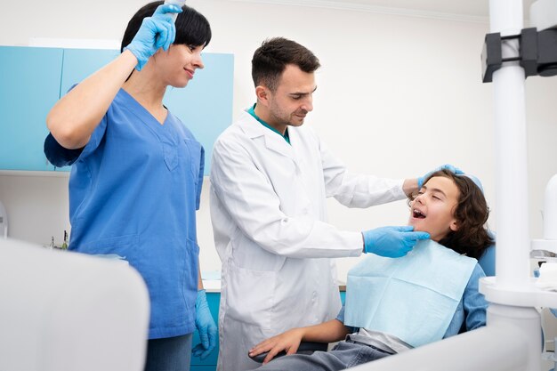 Zalety i techniki bezbolesnego leczenia zębów dla komfortu pacjenta